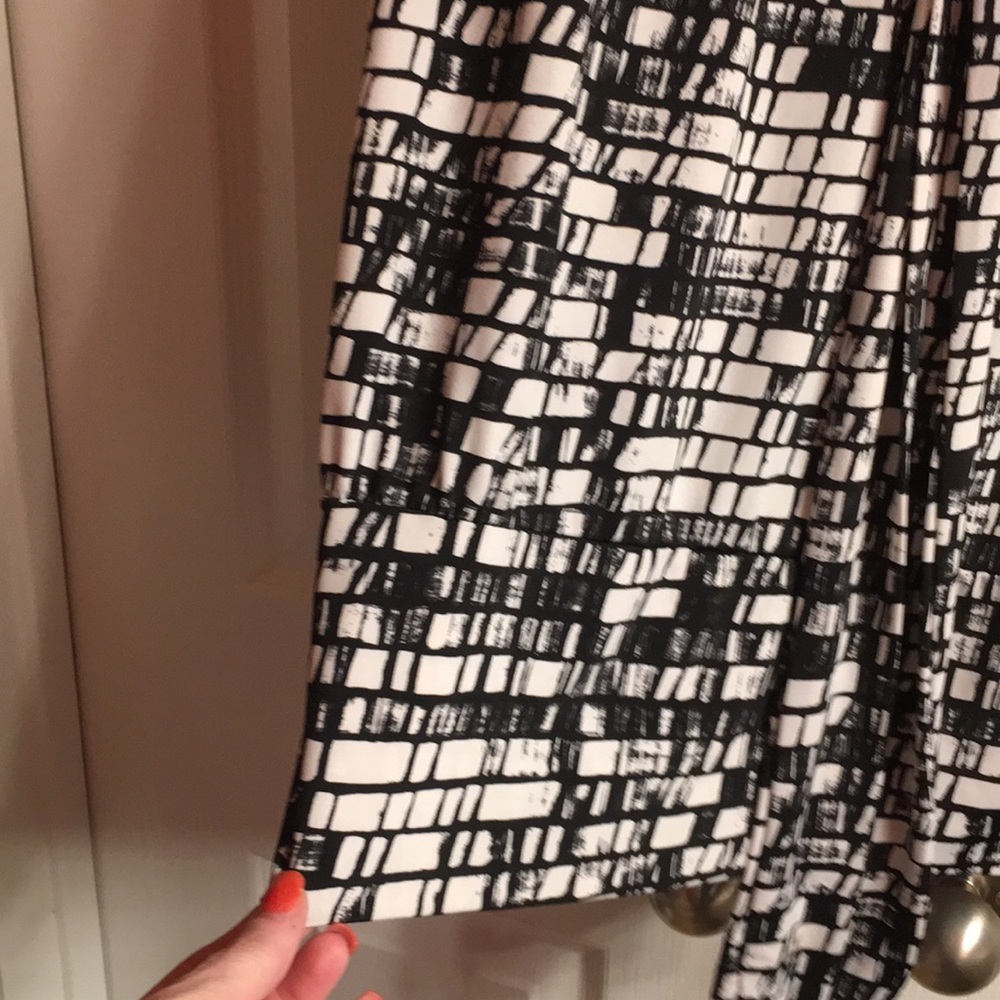 Amazing Black and white layering top with versatile tie - Picture 4 of 5